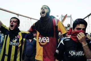 Turquie : quand les supporters de clubs rivaux d'Istanbul s'unissent contre le gouvernement