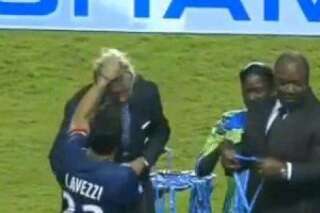 VIDÉO. Ezequiel Lavezzi décoiffe Frédéric Thiriez lors de la remise du Trophée des Champions au PSG