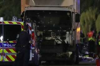 Un camion fonce dans la foule à Nice et fait des dizaines de morts, les autorités évoquent un attentat