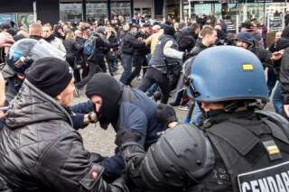 PHOTOS. Échauffourées à Calais entre la police et des manifestants anti-réfugiés réunis à l'appel de Pegida