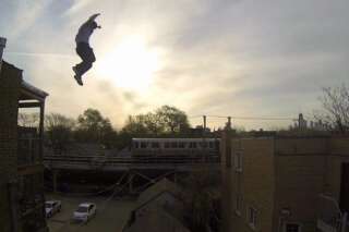 VIDÉO. Un cascadeur saute du toit d'un immeuble et atterrit dans les escaliers du bâtiment d'en face