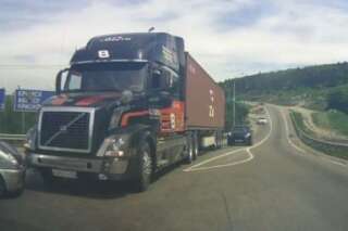 VIDÉO. Un camionneur évite un accident de justesse en Russie
