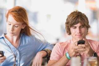Envoyer trop de SMS en couple peut être mauvais signe, selon une étude