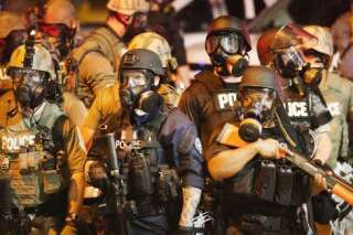 Ferguson, États-Unis: la police surarmée face aux manifestants de Ferguson fait scandale