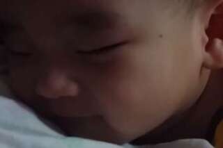 VIDEO. Ce bébé endormi sourit quand son père lui dit 