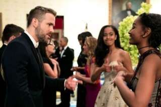 PHOTO. Ryan Reynolds parle à Sasha Obama, la réaction de Malia vaut le détour