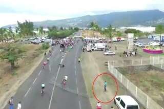 Un spectateur cause volontairement une chute énorme sur le tour cycliste de la Réunion
