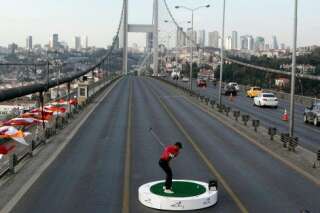 VIDÉO. Turquie: Tiger Woods tape des balles de golf entre l'Asie et l'Europe sur un pont d'Istanbul