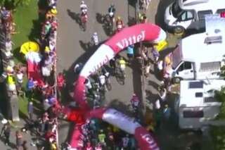 L'arche de la flamme rouge du Tour de France s'écroule sur les coureurs lors de la 7e étape