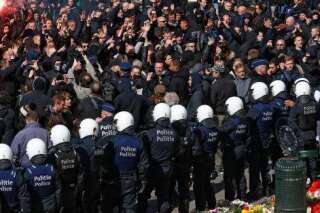 Des dizaines de hooligans perturbent les hommages sur la place de la Bourse à Bruxelles