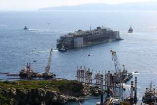 PHOTOS. Le Costa Concordia a quitté l'île du Giglio mercredi, l'Italie rassure la France sur le risque de pollution