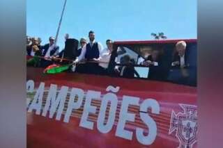 Euro 2016 : les joueurs du Portugal s'offrent un retour triomphal à Lisbonne, les Bleus reçus à l'Élysée