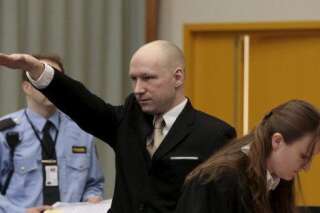 Anders Breivik arrive à son procès contre l'État en faisant un salut nazi et le crâne rasé