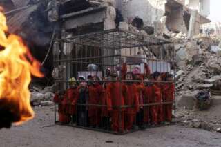 PHOTOS. Syrie: pour protester contre Bachar el-Assad, des enfants doivent rejouer l'exécution de Maaz al-Kassasbeh, le pilote jordanien brûlé par Daech