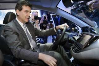 Montebourg dans sa voiture: le ministre qui aime se faire filmer en roulant