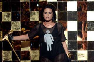 Pourquoi Demi Lovato portait un logo de toilettes sur son tee-shirt aux Billboard Awards