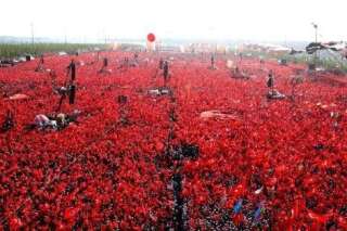 Impressionnante marée rouge pour la démocratie à Istanbul
