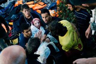 Réfugiés syriens: une femme accouche sur une plage de l'île de Lesbos en Grèce