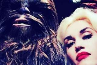 PHOTOS. Gwen Stefani pose avec Chewbacca à Disneyland