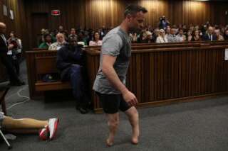 VIDEO. Oscar Pistorius marche sur ses moignons en pleine audience