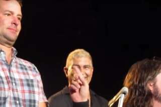 VIDEO. Dave Grohl invite un fan en larmes sur scène pour chanter avec lui