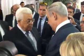 Benjamin Netanyahu et Mahmoud Abbas se sont serrés la main aux obsèques de Shimon Peres (et cette fois personne n'a gâché la scène)