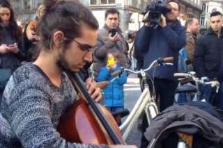 Un inconnu joue du violoncelle place de la Bourse à Bruxelles après les attentats
