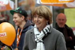 Henriette Reker, poignardée pour son soutien aux migrants, élue maire de Cologne
