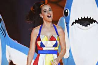PHOTOS. Katy Perry commercialise les costumes de requin du Super Bowl