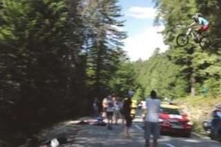 VIDEO. Tour de France 2013: un cycliste saute au-dessus du peloton en VTT lors de la 20e étape