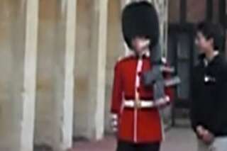 VIDÉO. Ce garde royal s'emporte contre un touriste qui lui a touché l'épaule et le menace avec son fusil