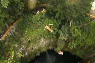 VIDÉO. Des plongeons acrobatiques de 27 mètres de haut dans la nature