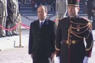 VIDÉOS. François Hollande: quelques sifflets, huées et bonnets rouges perturbent les commémorations du 11 novembre sur les Champs-Elysées