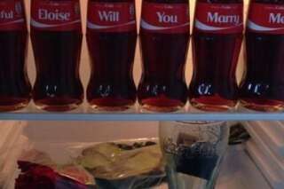 PHOTOS. Il demande sa petite amie en mariage grâce à des bouteilles de Coca-Cola