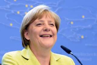 Angela Merkel veut contrer la montée FN, Marine Le Pen s'insurge
