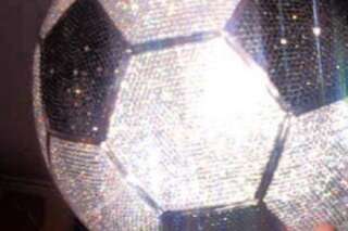 Karim Benzema s'offre un ballon en diamants d'une valeur de 226.000 euros