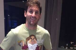 PHOTO. Lionel Messi s'amuse du cadeau (légèrement) moqueur que lui a fait Luis Suarez