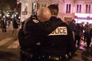 PHOTO. L'émotion de deux policiers photographiée à Paris au surlendemain des attentats