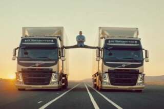 VIDÉO. Jean-Claude Van Damme fait le grand écart entre deux camions en marche arrière