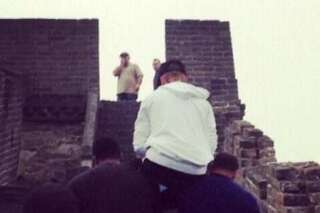 PHOTOS. Justin Bieber porté par ses gardes du corps en haut de la Grande Muraille de Chine