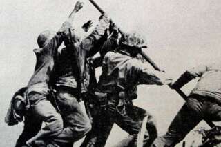 23 février 1945: la bannière américaine flotte sur le mont Suribachi