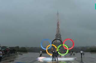 Paris 2024: les anneaux des Jeux Olympiques dévoilés au Trocadéro (et ça a été laborieux)