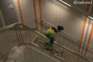 Il dévale les escaliers du métro toulousain... en ski