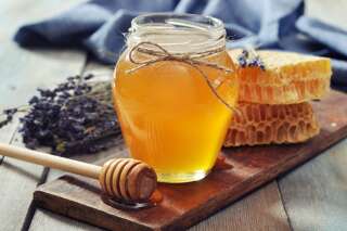 Voici comment bien lire l'étiquette de votre pot de miel (et acheter du 100% miel)