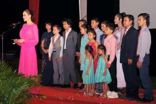 Angelina Jolie et ses six enfants au Cambodge pour la présentation de son film 