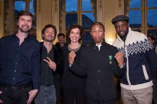 Pharrell Williams sans son chapeau pour recevoir l'ordre des Arts et des Lettres à Paris