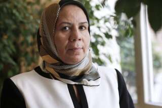 Latifa Ibn Ziaten, mère d'une victime de Merah, découvre des tags haineux sur les murs de sa maison