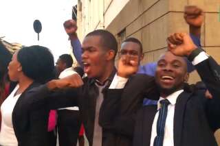 Démission de Robert Mugabe: du Parlement à la rue, le départ du président provoque des explosions de joie