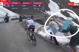 Giro: Christopher Froome a reçu un encouragement bien particulier de la part de ces deux spectateurs