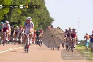 Tour de France: ce parasol s'invite sur la route et aurait pu faire un strike dans le peloton